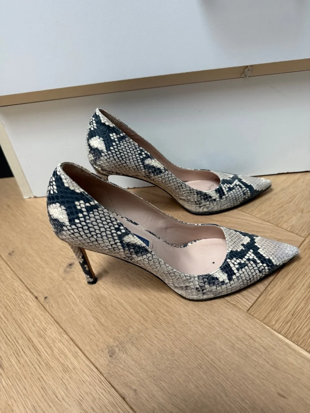 Stuart Weitzman Black & Beige Snakeskin Pointed Toe Pumps - Picture 5 of 6
